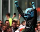 Jubel nach der F1 Qualifying Kanada. Fahrer mit blauem Helm und Handschuhen feiert mit erhobenen Fäusten.