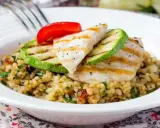 Sabrosa quinoa con pollo a la parrilla, calabacín y pimiento rojo. ¡Perfecto para tus recetas con quinoa y pollo!