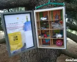 Skrzynka geocachingowa na drzewie z cytatem z "Małego Księcia" i drobnymi skarbami. To właśnie geocaching co to za zabawa!