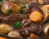 Un plat mijoté de bœuf, carottes et pommes de terre, parfait pour accompagner quel vin pour boeuf bourguignon.