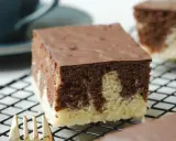 Ein Stück saftiger Marmorkuchen vom Blech, mit Schokoladenglasur, auf einem Kuchengitter.
