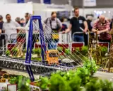 Miniatur-LKW überquert eine Hängebrücke, Teil einer beeindruckenden Anlage für das Dortmund Modellbau.