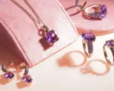 Gioielli con pietra viola, simbolo di serenità e spiritualità. Collana, orecchini e anelli in oro rosa con ametista.