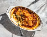 Ein goldbraun gebackener Gratin Dauphinois im ovalen Auflauf, bereit zum Servieren. Dieses Gratin Dauphinois Rezept ist ein Klassiker.