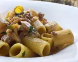 Rigatoni cremosi con salsiccia sbriciolata e erbe aromatiche, un piatto invitante.