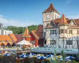 Fachwerkhäuser mit Türmchen und einem Uhrenturm in Blumenau, Brasilien, laden zum Verweilen ein.