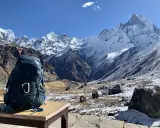 Plecak gotowy na trekking w Himalajach na własną rękę. Majestatyczne, ośnieżone szczyty w tle zapraszają do przygody.