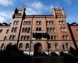 Imponerande tegelbyggnad med torn, kanske där var prinsessan Madeleine bor.