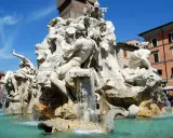 Fontana dei Quattro Fiumi a Piazza Navona, un capolavoro barocco. Curiosità: il fiume Nilo copre gli occhi per non vedere la chiesa di Borromini.