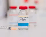 En spruta ligger framför en flaska med Havrix vaccin mot Hepatit A.