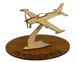 Holzmodell eines Marchetti Flugzeugs auf einem Holzsockel mit der Aufschrift "www.pureplanes.de".