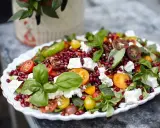En färgsprakande sallad med granatäpple, tomat, fetaost och basilika. Ett perfekt kålmaja recept för sommaren.
