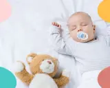 Bebé de 1 mes duerme plácidamente con su osito. ¡Sueño profundo toda la noche!