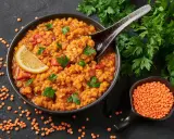 Rote Linsensuppe mit Zitrone und Petersilie – ein Gericht, das satt macht und wenig Kalorien hat.