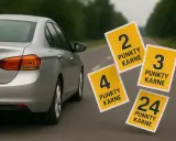 Srebrny samochód na drodze, obok unoszące się żółte karty z liczbami punktów karnych: 2, 3, 4, 24.