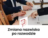 Dwie osoby przy stole podpisują dokumenty. Jedna z nich wskazuje palcem na dokument z napisem "DIVORCE DECREE". Zmiana nazwiska na panieńskie matki po rozwodzie.