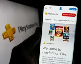 Na ekranie telefonu widoczne są różne rodzaje PS Plus, z grami i opcjami subskrypcji.