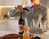 Jak przechowywać otwarte wino? Przedłuż świeżość i smak!