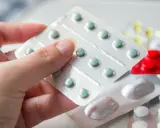 Dłoń trzyma opakowanie tabletek. Zastanawiasz się nad sertagen skutki uboczne?