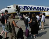 Pasażerowie wchodzą po schodkach do samolotu Ryanair.