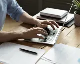 Czy bank sprawdza zatrudnienie? Poznaj metody weryfikacji dochodów.