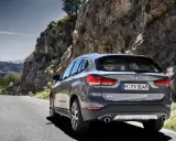 Szary BMW X1 na krętej drodze wśród skał. Sprawdź aktualną bmw x1 cena i wybierz się na przygodę!