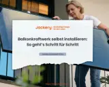Frau montiert ein Balkonkraftwerk. Anleitung: Balkonkraftwerk anmelden und selbst installieren.