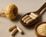 Maca-Wurzel, Kapseln auf einem Holzlöffel und Maca-Pulver in einer Schale. Was ist Maca? Ein Superfood für mehr Energie.