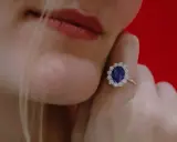 Anello con una splendida pietra azzurra, simbolo di saggezza e nobiltà, circondata da diamanti scintillanti.
