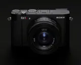 Elegancki aparat Sony RX1R III z obiektywem Zeiss Sonnar 2/35 mm, gotowy do uchwycenia wyjątkowych chwil.