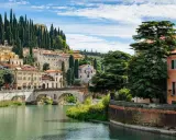 Verona: scorci pittoreschi sul fiume Adige, ponti storici e colline verdi. Un assaggio di cosa vedere a Verona e dintorni.