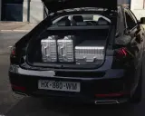 Maletero del Peugeot 508 SW listo para un viaje, con tres maletas plateadas de gran capacidad.