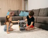 Dzieci bawią się klockami. Czy od ilu lat dziecko może zostać samo w domu? To pytanie nurtuje wielu rodziców.