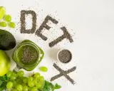 Zielony koktajl z nasionami chia, awokado, jabłko, winogrona i limonka. Napis "DETOX" z nasion chia. Dowiedz się, jak oczyścić nerki.