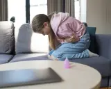 Wymioty u dziecka? Szybka pomoc: nawadnianie, dieta, alarm!