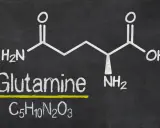 Wzór chemiczny L-glutaminy na tablicy.