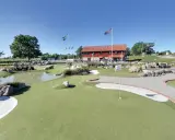 En solig dag på slussen minigolf i Sverige. Grönskande banor, vattenhål och stenar skapar en utmanande och rolig miljö.