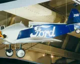 Ein historisches Ford Flugzeug mit blauem Rumpf und dem Ford-Logo, ausgestellt im Museum.