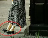 Elegancka sukienka midi w kropki i czarne mokasyny tworzą stylowe sukienka midi stylizacje na co dzień.