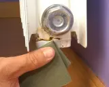 Lijando la zona oxidada de un radiador para prevenir una fuga.