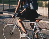 Dziewczyna na rowerze, kupno roweru bez umowy było świetnym pomysłem. Słońce, wolność i nowy jednoślad.