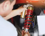 Mechanik wymienia amortyzator w skuterze. Sprawdź wymiana amortyzatorów cena i dowiedz się, ile kosztuje serwis.