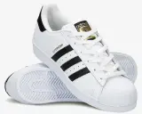Białe adidas Superstar z czarnymi paskami i złotym logo. Poznaj, czym się różnią modele.