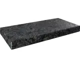 Ciemny granit o bogatych, złożonych granit kolorach, z widocznymi kryształkami.