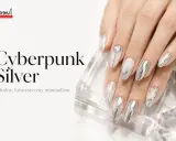 Dłonie z paznokciami w stylu "Cyberpunk Silver". Efekt lustra na białym lakierze, futurystyczne linie i błyszczące zdobienia.