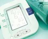 Ciśnieniomierz pokazuje 105/65 mmHg, co oznacza prawidłowe ciśnienie. Monitoruj swoje zdrowie.