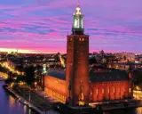 Stockholms kulturnatt firas med en magisk solnedgång över Stadshuset och Riddarfjärden.