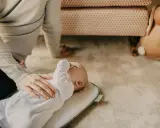 Ein Baby mit verstopfter Nase nachts zu beruhigen, kann schwierig sein. Hier sind Hausmittel, die helfen können.