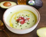 Un cremoso gazpacho de aguacate, coronado con tomate picado, cebolla y cebollino. Un chorrito de aceite de oliva realza su frescura.