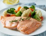 Łosoś z parowanymi warzywami: brokułami, kalafiorem i marchewką. Idealne danie na dietę GAPS.